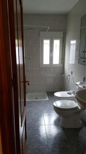 QueijadoiroにあるCasa de Fornoのバスルーム(洗面台2台、トイレ、シャワー付)