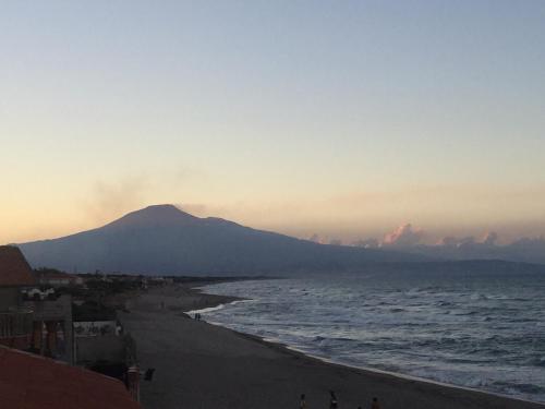 a view of the beach with a mountain in the background at Paradiso fronte Mare in Agnone Bagni