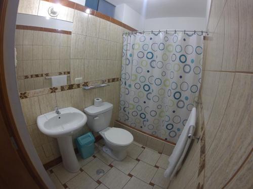 W łazience znajduje się umywalka, toaleta i prysznic. w obiekcie Hospedaje el Telar w mieście Nazca