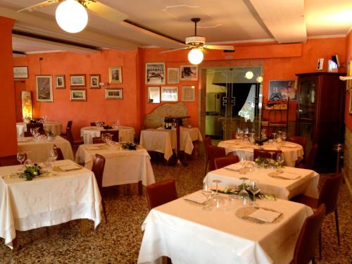 a restaurant with tables with white tablecloths at Albergo Isetta in Grancona