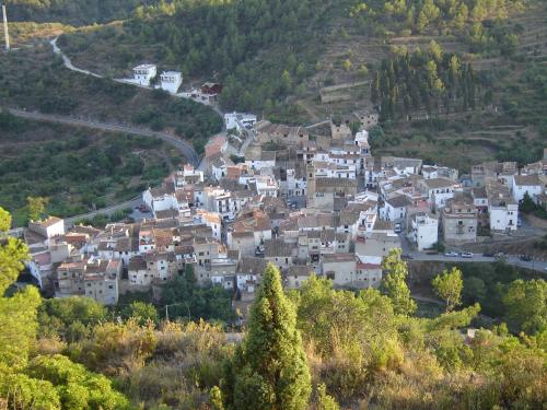 Alcudia de Veo的住宿－Casa La Chelva，山丘上村庄的空中景观