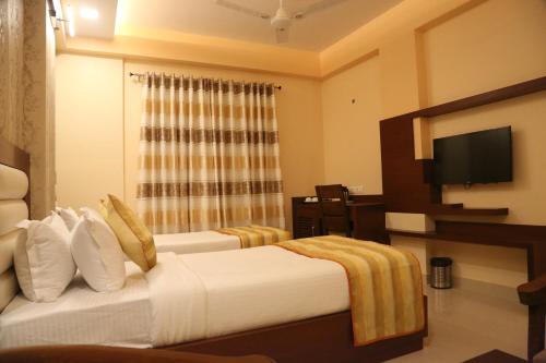Hotel Varanasi Innにあるテレビまたはエンターテインメントセンター