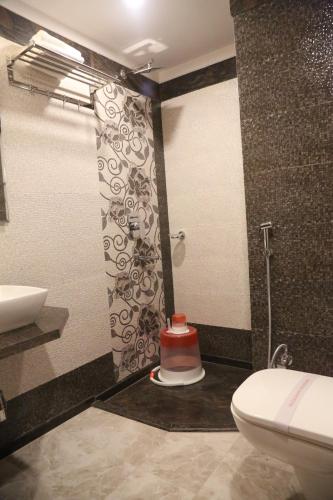 Hotel Varanasi Innにあるバスルーム