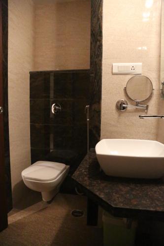 Hotel Varanasi Innにあるバスルーム