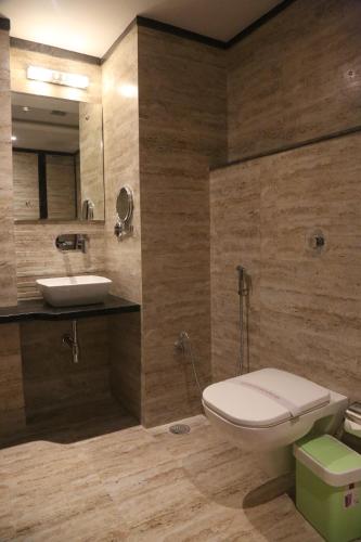 Hotel Varanasi Innにあるバスルーム