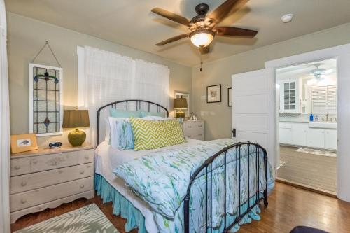 Кровать или кровати в номере Agape Front Cottage