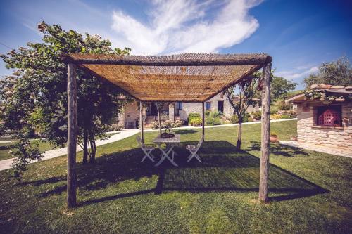 a pergola with a swing in a yard at Agriturismo Casal San Sergio in Fossombrone