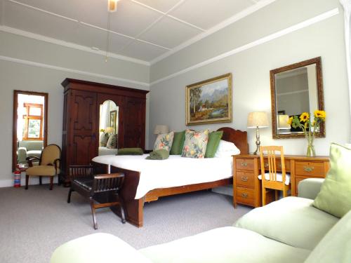 a bedroom with a large white bed in a room at Villa Zeezicht in Cape Town