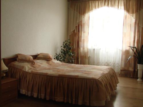 Un pat sau paturi într-o cameră la Apartment on Zamkovaya