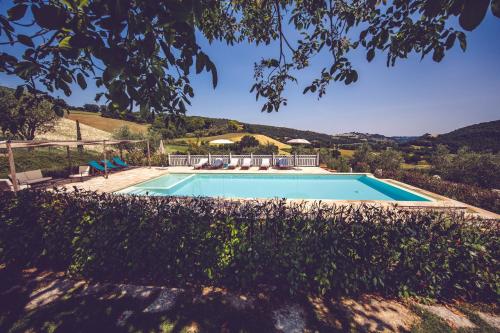 a swimming pool in a villa with a mountain at Agriturismo Casal San Sergio in Fossombrone