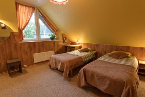 - une chambre avec 2 lits et une fenêtre dans l'établissement Endla Hotell, à Viljandi
