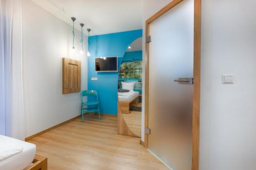 Pokój z drzwiami prowadzącymi do łazienki w obiekcie Pension Breitenauer See w mieście Hößlinsülz