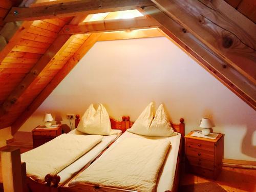 マルタにあるFerienwohnungen Pflüglhofの屋根裏部屋のベッド2台