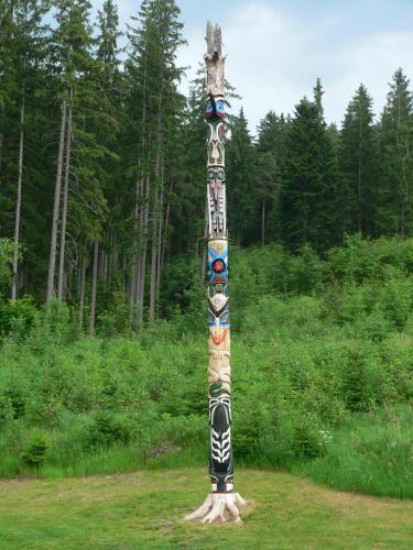 a totem pole in the middle of a field at Penzion Na Habeši in Kašperské Hory