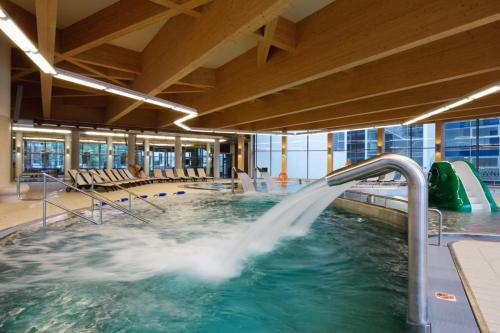 a indoor swimming pool with a water fountain at 3L Apartments Aquarius in Kołobrzeg