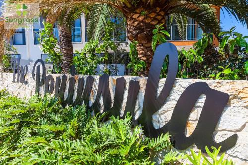 Κήπος έξω από το The Residences at The Peninsula