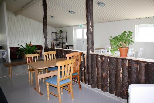 ein Esszimmer mit einem Tisch und Stühlen in der Unterkunft Kaldbakur Guesthouse in Heimaland