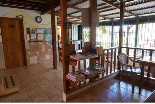 Habitación con balcón con mesa y sillas. en Hostal Hansi en Bocas Town