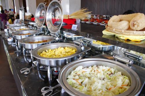 ein Buffet mit vielen Pfannen an Speisen in der Unterkunft Hoya Hotel Taitung in Taitung