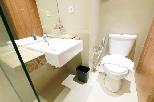 Phòng tắm tại Yellow Star Gejayan Hotel