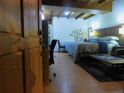 Galeriebild der Unterkunft Modern Studio Loft Apt King Bed 10 min frm airport in La Asunción