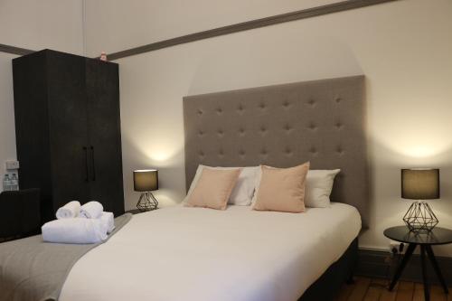 Postel nebo postele na pokoji v ubytování Guildford Hotel