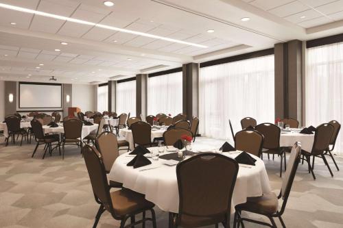 Un restaurante u otro lugar para comer en Hyatt Place Buffalo / Amherst, NY