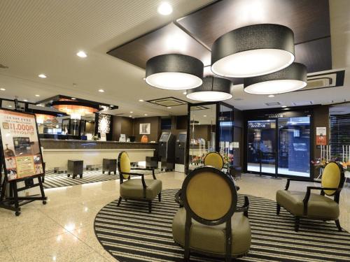 さいたま市にあるアパホテル  さいたま新都心駅北の店内の椅子・照明付待合室