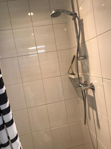 una ducha con cabezal de ducha en un baño en Dutch Line, De Schelp, Gratis parkeren, en Zandvoort