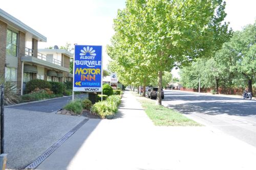 a street sign on the side of a road at Albury Burvale Motor Inn in Albury