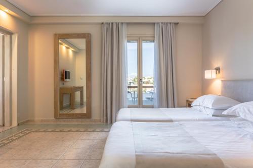 En eller flere senge i et værelse på Porto Naxos