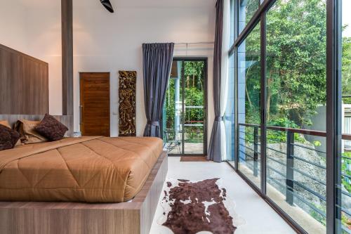 Кровать или кровати в номере Kamala Seaview villa by Lofty