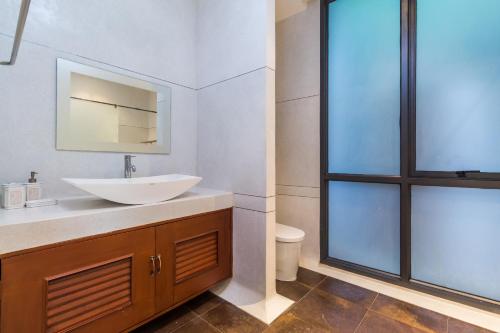 Ванная комната в Kamala Seaview villa by Lofty