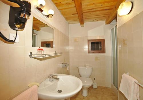 a bathroom with a sink and a toilet at Résidence Cabanaccia in Serriera
