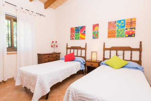 ブゲルにあるSa Figuera Blancaの白い壁の客室内のベッド2台