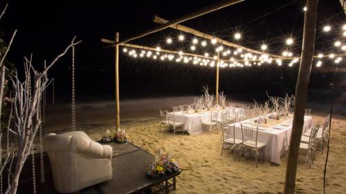 Un montaje para una boda en la playa por la noche. en Canyon Cove Hotel and Spa, en Nasugbu