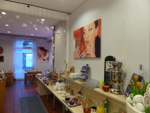 ein Restaurant mit einer langen Reihe von Tischen in einem Zimmer in der Unterkunft Hotel Nibelungen Hof in Xanten