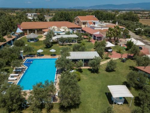 uma vista aérea de um resort com uma piscina em Locanda Da Renzo em Siamaggiore