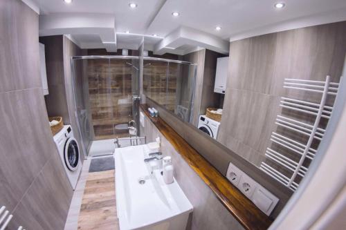 ein Badezimmer mit Waschbecken und großem Spiegel in der Unterkunft Apartment GoodMood2 with free parking in Zagreb