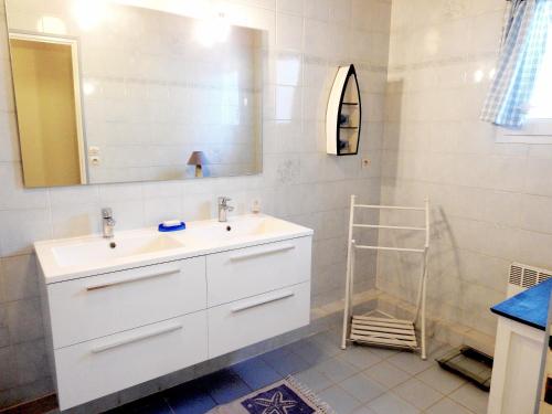 ル・ボワ・プラージュ・アン・レにあるSuperbe Maison de l'île de Réのバスルーム(白い洗面台、鏡付)