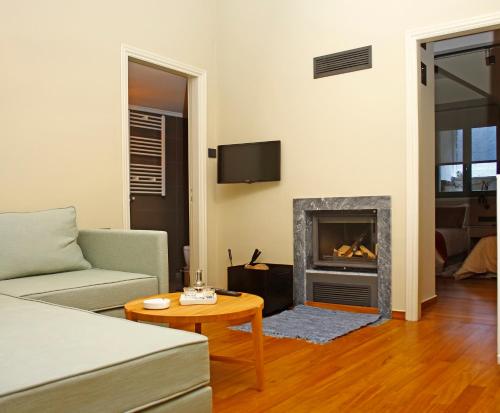 uma sala de estar com um sofá e uma lareira em Kazas Luxury em Dimitsana