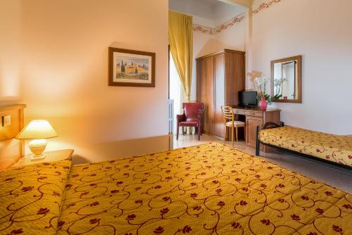 Säng eller sängar i ett rum på Hotel San Marco Sestola