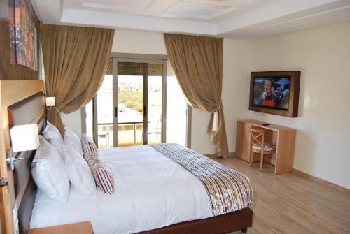 pokój hotelowy z łóżkiem i oknem w obiekcie Rofaida Appart'Hotel w mieście Agadir