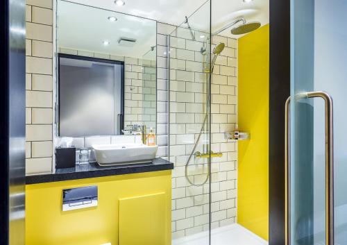 a bathroom with a shower, sink, and toilet at KM Hotel in Edinburgh