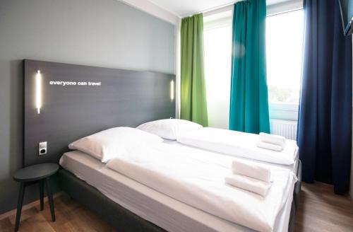 Ein Bett oder Betten in einem Zimmer der Unterkunft a&o Bremen Hauptbahnhof