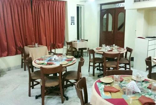 ห้องอาหารหรือที่รับประทานอาหารของ Hotel Mogul Palace