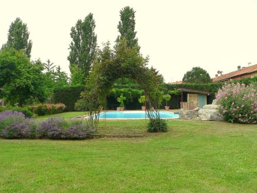 Bazén v ubytování Agriturismo Borgo San Francesco nebo v jeho okolí