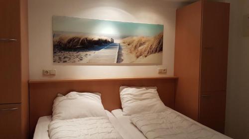 ein Schlafzimmer mit 2 Betten und einem Wandgemälde in der Unterkunft the Lighthouse in Hollum
