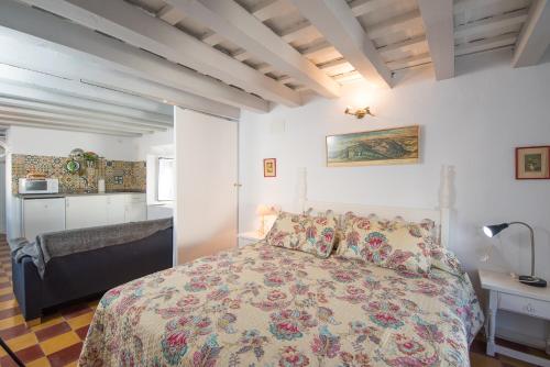 ベヘール・デ・ラ・フロンテーラにあるCasa Calle Altaのベッドルーム1室(ベッド1台付)、キッチン