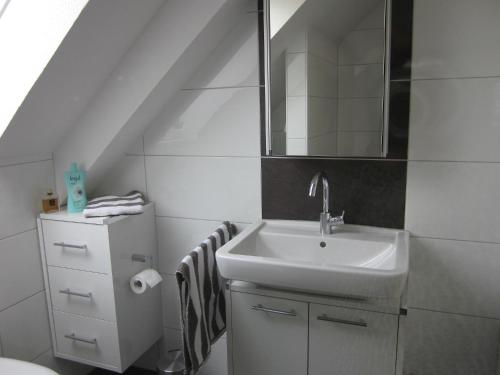 グレートジールにあるSkippersin2のバスルーム(洗面台、鏡付)